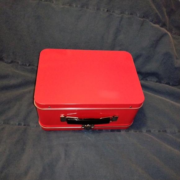 Cute Red Metal Lunchbox - Picture 6 of 7